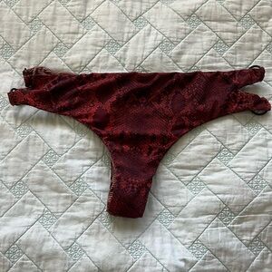 Acacia red python bottom with rings L